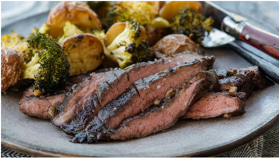 Rosemary steak with baked potatoes and broccoli: a high-protein, low-calorie dinner in one pot